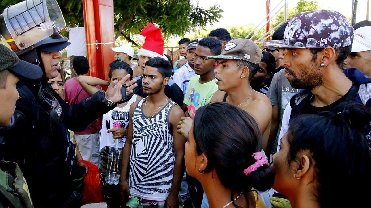 Un grupo de colombianos bloquea una vía durante una manifestación en contra de la presencia de venezolanos que se tomaron un polideportivo de un barrio de la ciudad de Cúcuta (Colombia) el lunes 22 de enero de 2018.