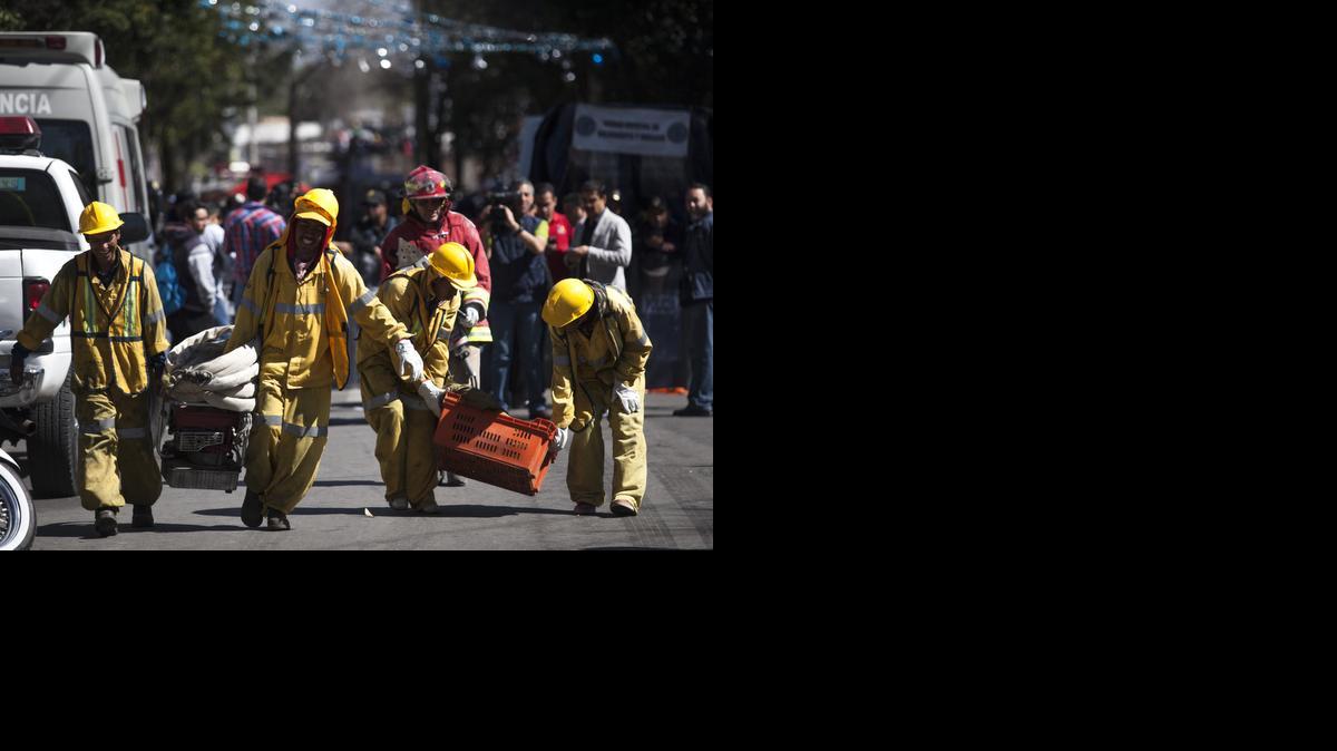 
Cuadrillas de rescate y de bomberos acudieron desde diversos puntos de la ciudad para asistir tras el acciente.
