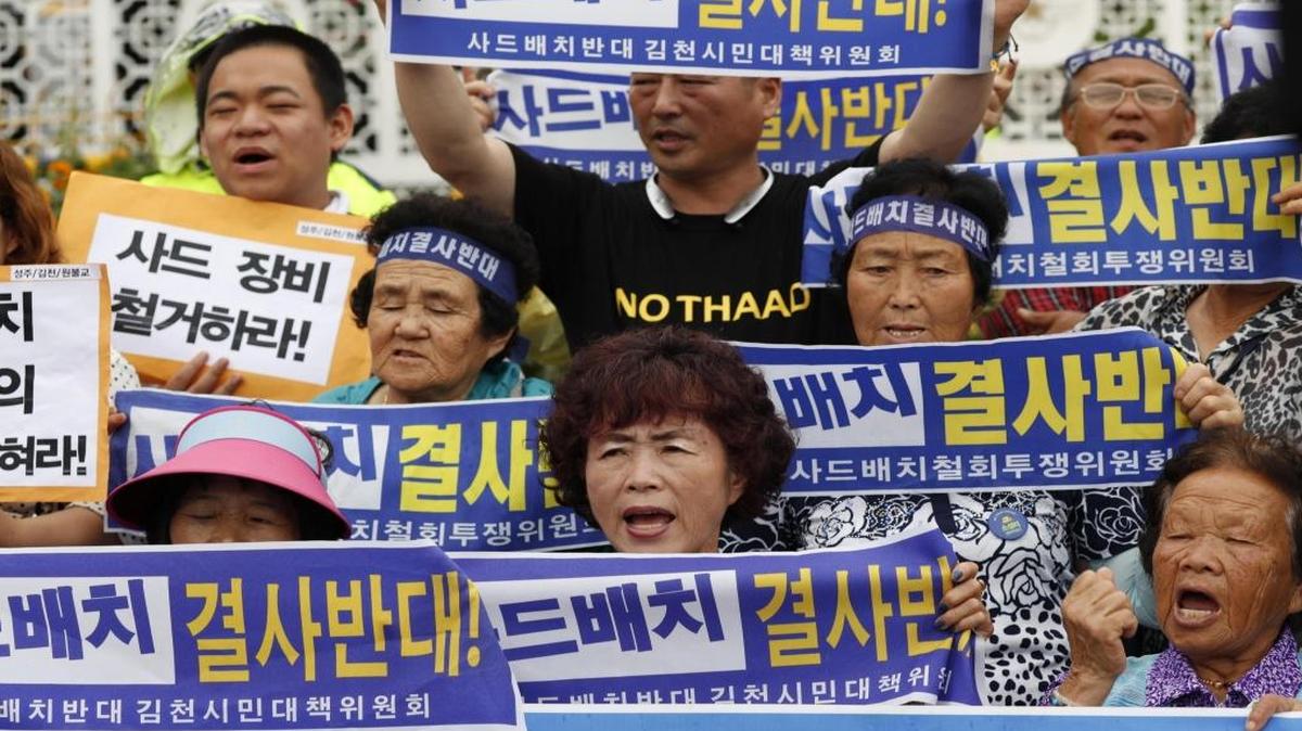 Activistas y residentes de Swongju-gun corean consignas mientras protestan contra el despliegue del sistema antimisiles THAAD delante del Ministerio de Defensa en Seúl (Corea del Sur) el 31 de julio de 2017.