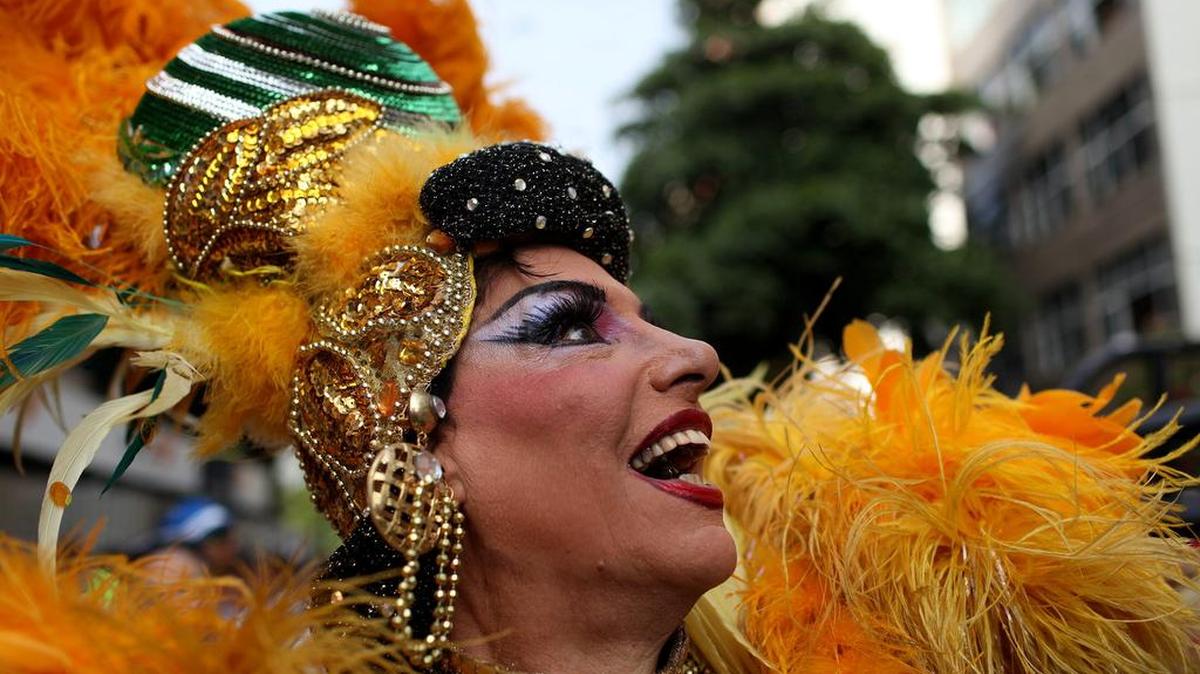 Una persona participa este sábado 15 de febrero de 2014, en un tradicional adelanto de la fiesta de Carnaval por las calles de Río de Janeiro (Brasil).