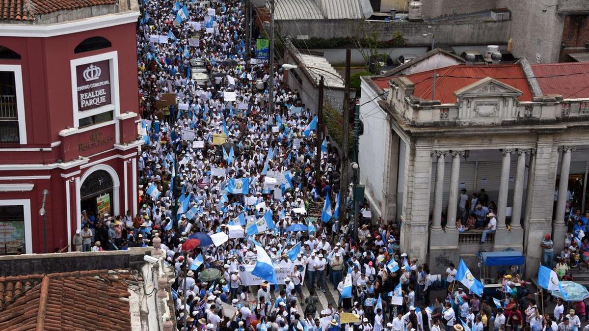
Centenares de manifestantes marcharon el jueves por la Ciudad de Guatemala hasta el Palacio de Gobierno para exigir la renuncia del presidente Otto Pérez Molina.
