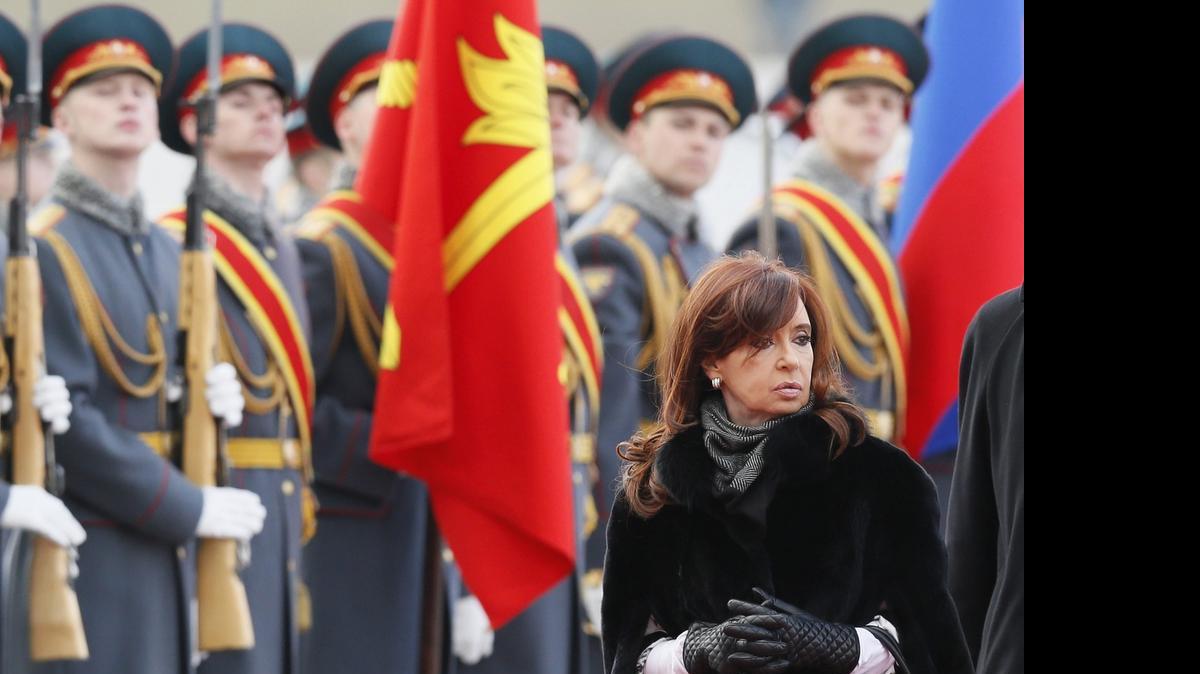 
La presidenta argentina Cristina Fernández a su llegada al aeropuerto de Vnúkovo, a las afueras de Moscú, el martes. 

