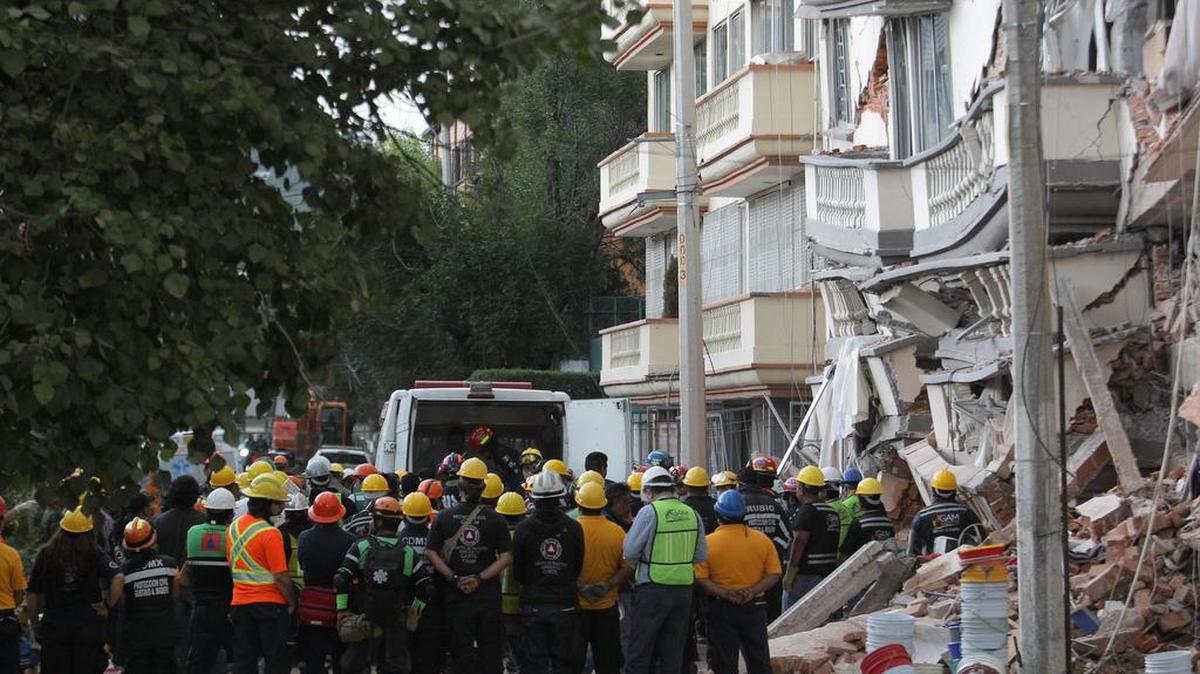 Una ambulancia forense traslada un cuerpo rescatado de los edificios colapsados tras el sismo de magnitud 7,1 en la escala de Richter el miércoles 20 de septiembre de 2017, en Ciudad de México (México).