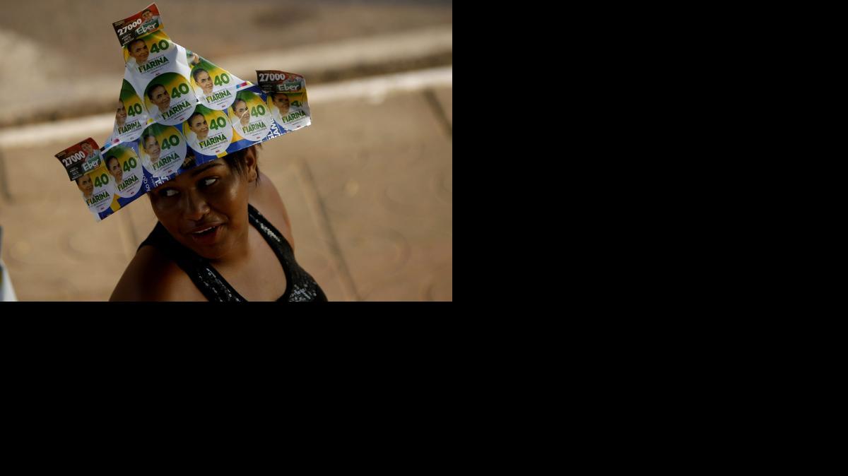
Simpatizantes de la candidata socialista Marina Silva, participan el viernes en un acto de la candidata en el penúltimo día de campaña de cara a las elecciones del domingo en Río Branco, capital del estado amazónico de Acre, Brasil.
