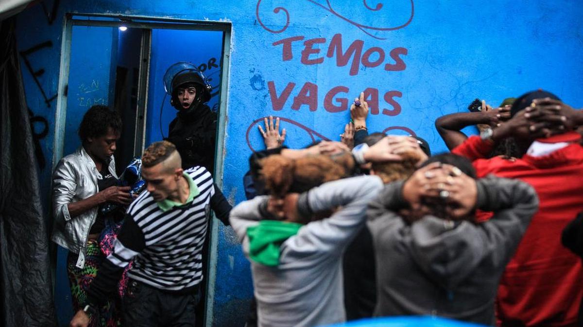 La policía brasileña detiene el domingo 21 de mayo de 2017, traficantes y usuarios durante una gran operación para desarticular puntos de venta de droga en "Cracolandia", una zona de Sao Paulo (Brasil), que reúne el mayor número de usuarios de droga de la ciudad.
