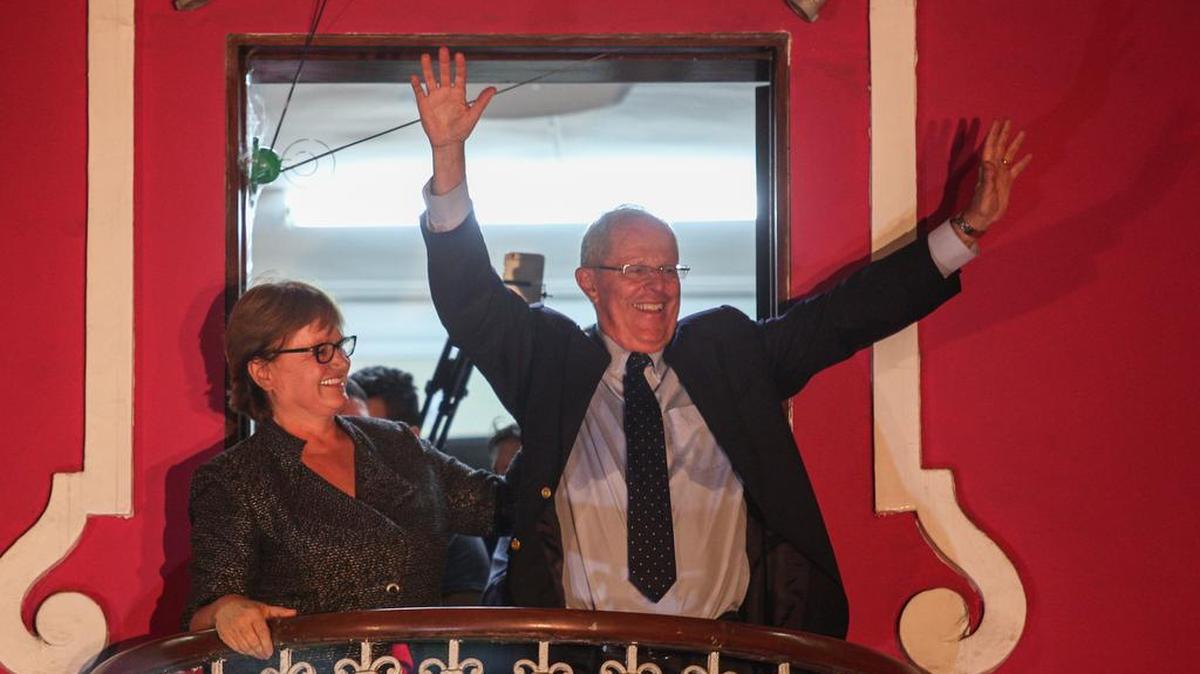 El candidato presidencial peruano Pedro Pablo Kuczynski saluda a sus seguidores este domingo en Lima.