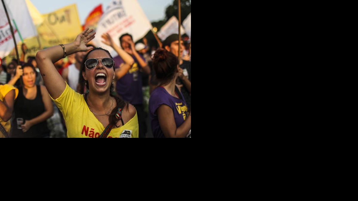 
Una manifestante participa en una protesta contra el aumento de las tarifas de transporte público en las calles de Río de Janeiro, Brasil.
