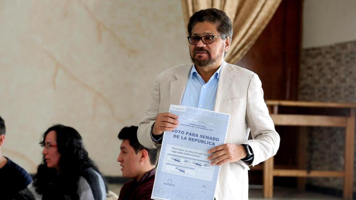 El candidato al Senado de Colombia de la Fuerza Alternativa Revolucionaria del Común Iván Márquez (centro) vota en las elecciones legislativas, el domingo 11 de marzo de 2018, en Bogotá.