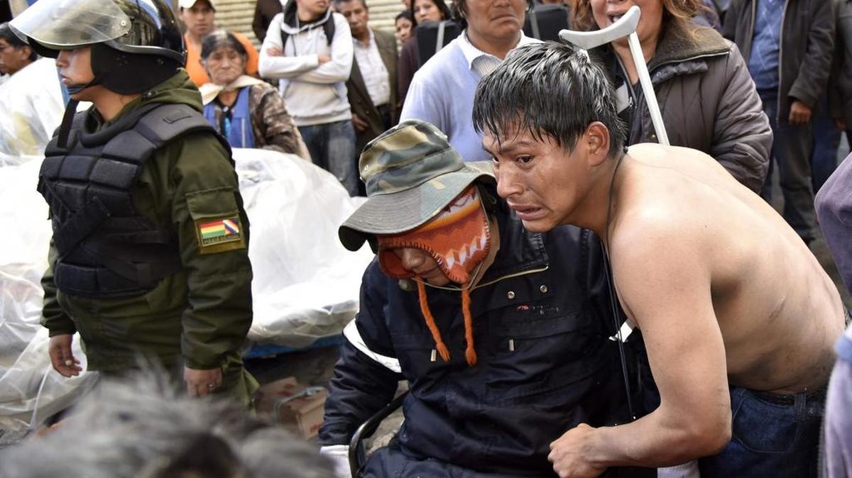 La Policía boliviana reprimió el miércoles con gases lacrimógenos y agua a personas con discapacidad que protestan en La Paz desde hace un mes.