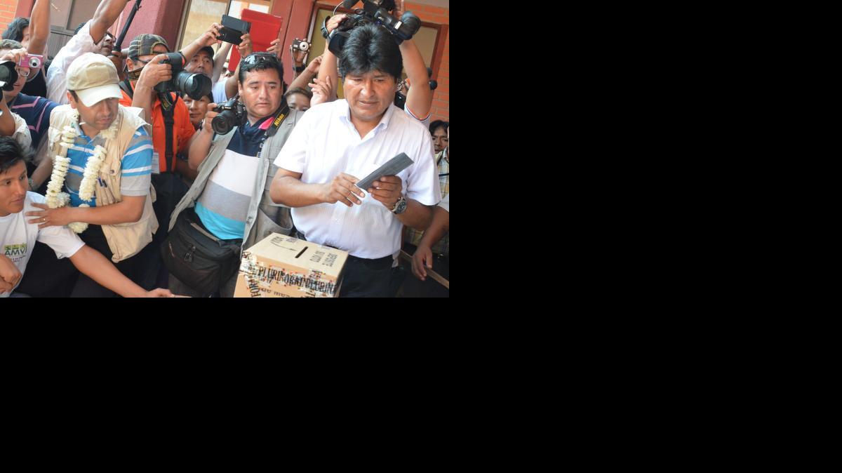 
El presidente de Bolivia, Evo Morales (der.), emite su voto el domingo 12en el municipio de Villa Tunari de la ciudad de Cochabamba. El mandatario habría ganado las elecciones con entre el 59.5% y el 61%, según los sondeos a pie de urna. 
