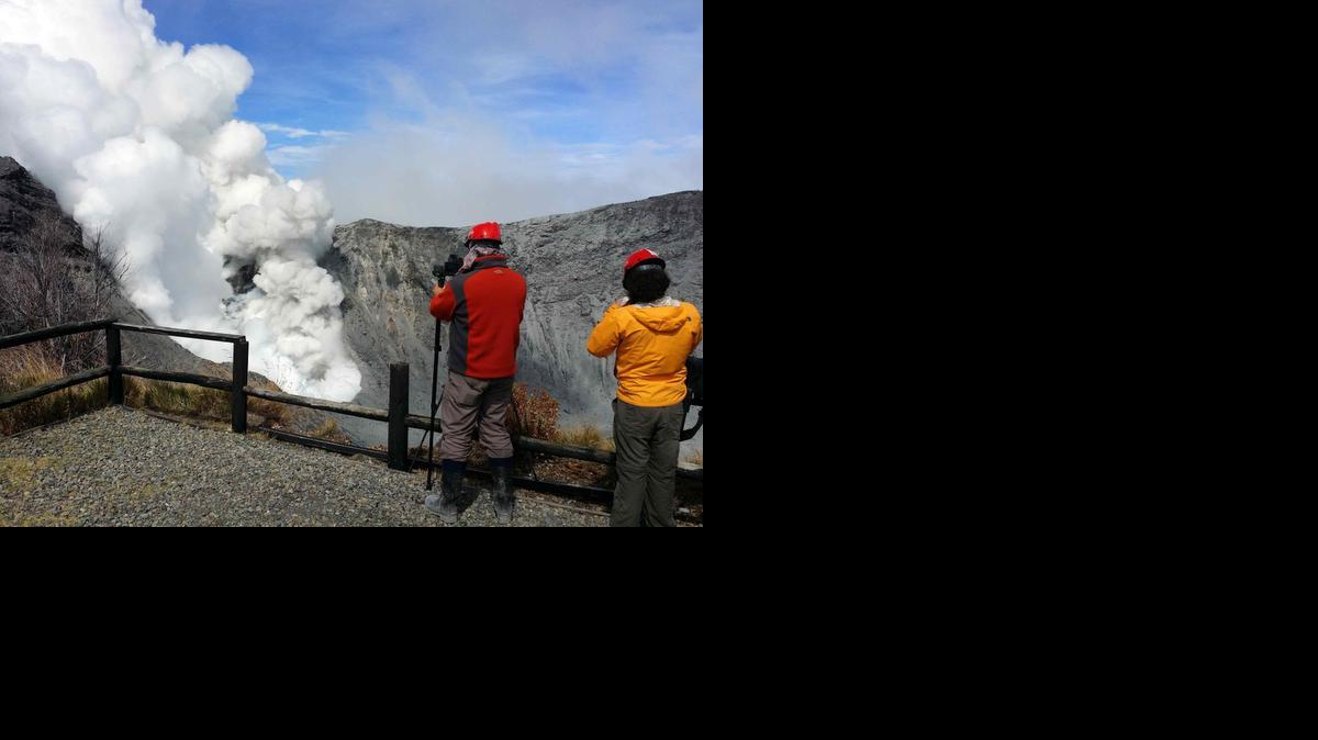 
El Turrialba en Costa Rica entró en una fase de erupciones de gas y ceniza el jueves. La Comisión Nacional de Emergencias (CNE) vigila la actividad volcán para prevenir a las poblaciones cercanas.


