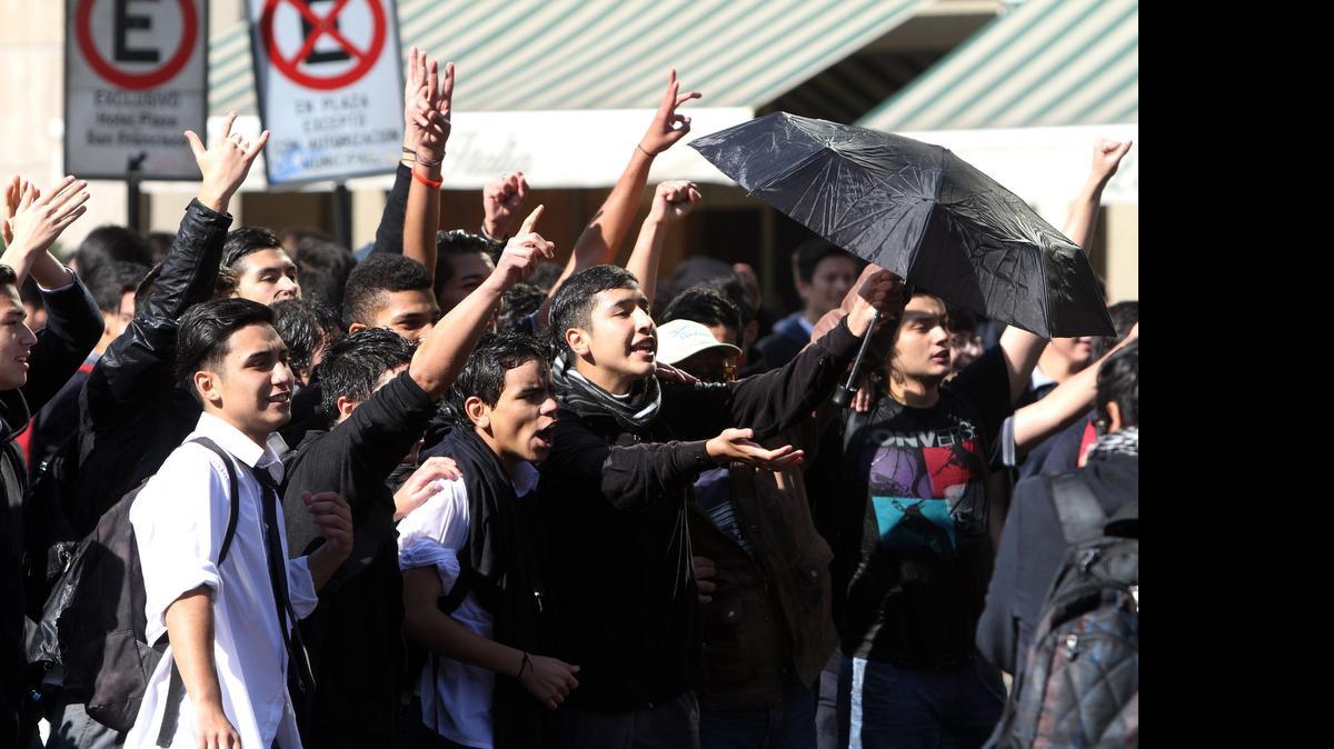 
Estudiantes del Instituto Nacional durante una protesta en Santiago Chile, el viernes. Las manifestaciones, que comenzaron el jueves, son contra la reforma educativa que consideran insuficiente.
