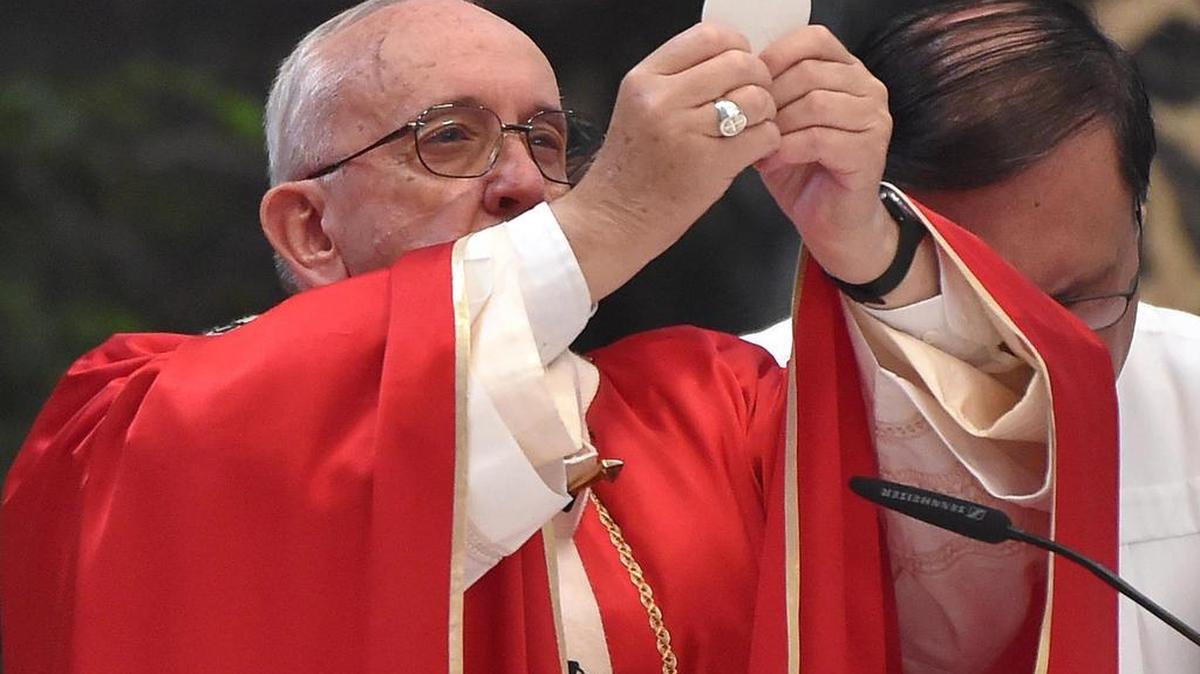 El papa Francisco preside una misa en la basílica de San Pedro del Vaticano el 3 de noviembre. La guatemalteca Claudia Moreno le ha compuesto una canción al pontífice para alentarlo a que visite su país.