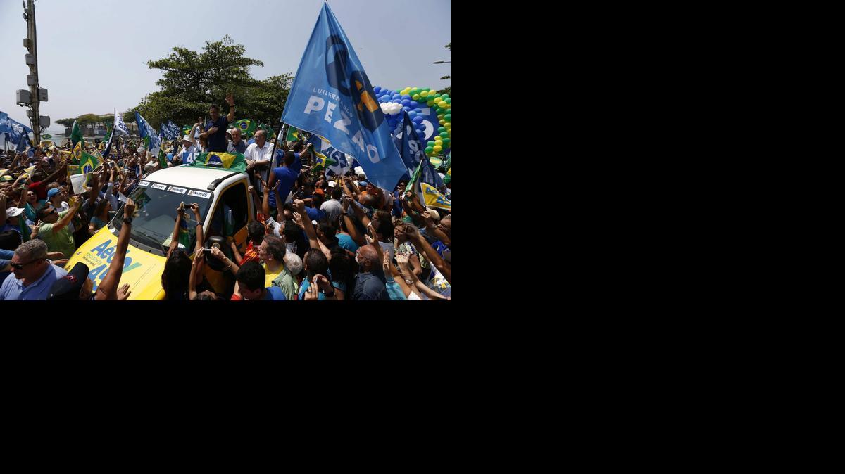 
El candidato a la Presidencia de Brasil, el opositor Aécio Neves, participa en un acto de su campaña electoral para la presidencia de Brasil el domingo en la playa de Copacabana. 
