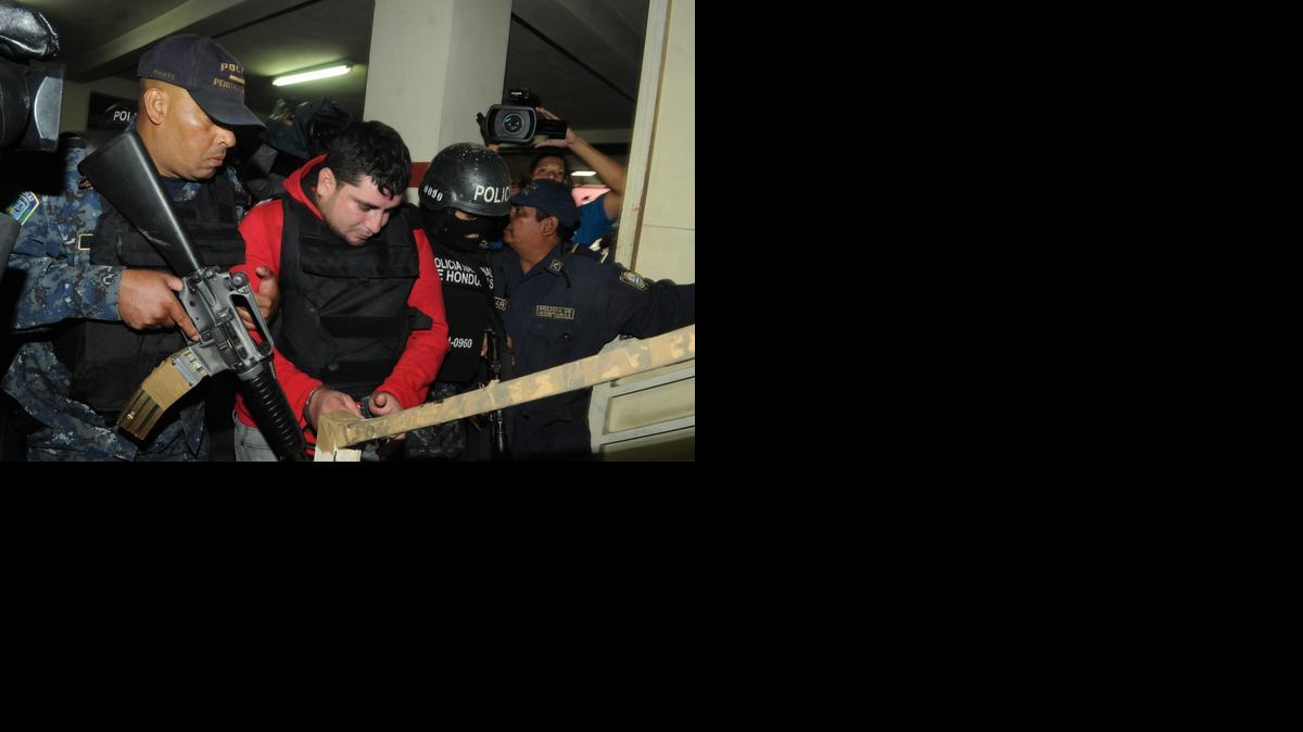
Policías hondureños custodian a Plutarco Ruiz, presunto responsable del crimen de la Miss Mundo Honduras María José Alvarado Muñoz y la hermana de esta Sofía Trinidad, hoy, miércoles 26 de noviembre de 2014, a su llegada a los Juzgados de San Pedro Sula (Honduras). Un juez hondureño ordenó hoy enjuiciar a cuatro personas implicadas en el asesinato de Miss Honduras Mundo 2014 María José Alvarado y su hermana Sofía Trinidad, informó una fuente judicial.
