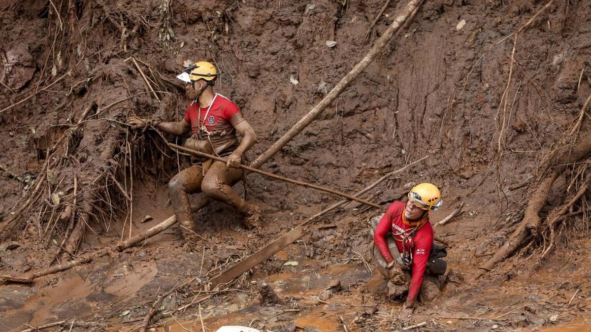 Bomberos del grupo de rescate buscan víctimas en el lodo el domingo, en la localidad de Bento Rodrigues, distrito de la ciudad de Mariana, Brasil.