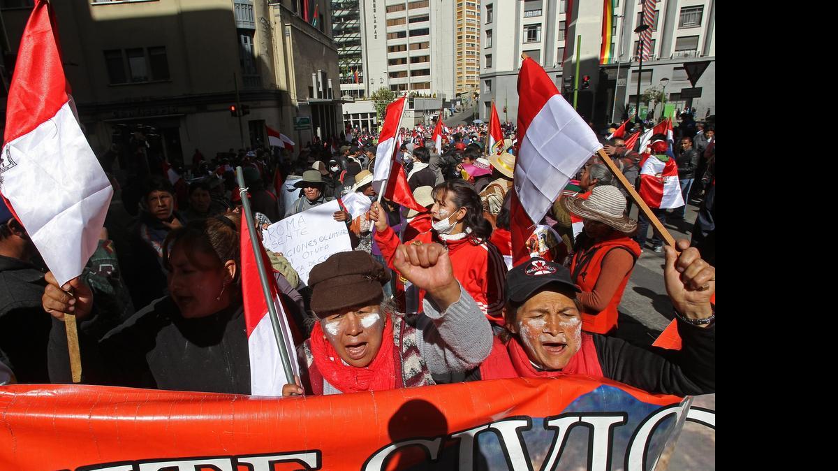 
Bolivianos participan en la huelga el viernes. Los manifestantes demandan más acciones para preservar el Cerro Rico, deteriorado por la explotación minera, entre otras exigencias para el desarrollo de Potosí,
