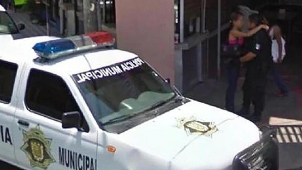 Imagen que la mujer compartió en su cuenta de Twitter que supuestamente muestra a su esposo con otra mujer.