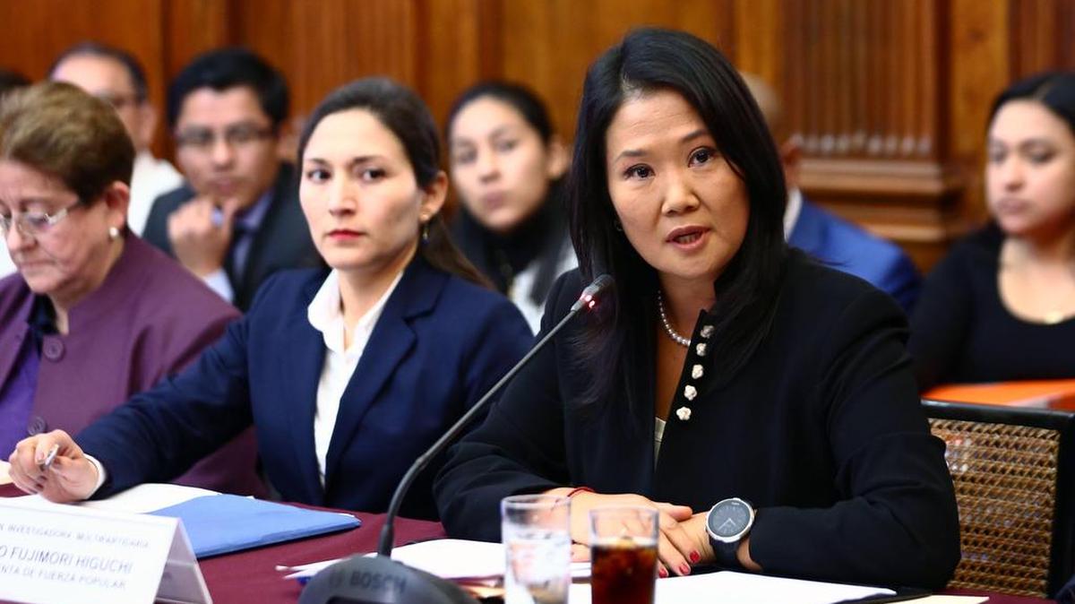 La líder del opositor partido fujimorista Fuerza Popular, Keiko Fujimori (d), asiste a una audiencia ante una comisión investigadora el viernes 13 de octubre de 2017, en Lima, Perú.