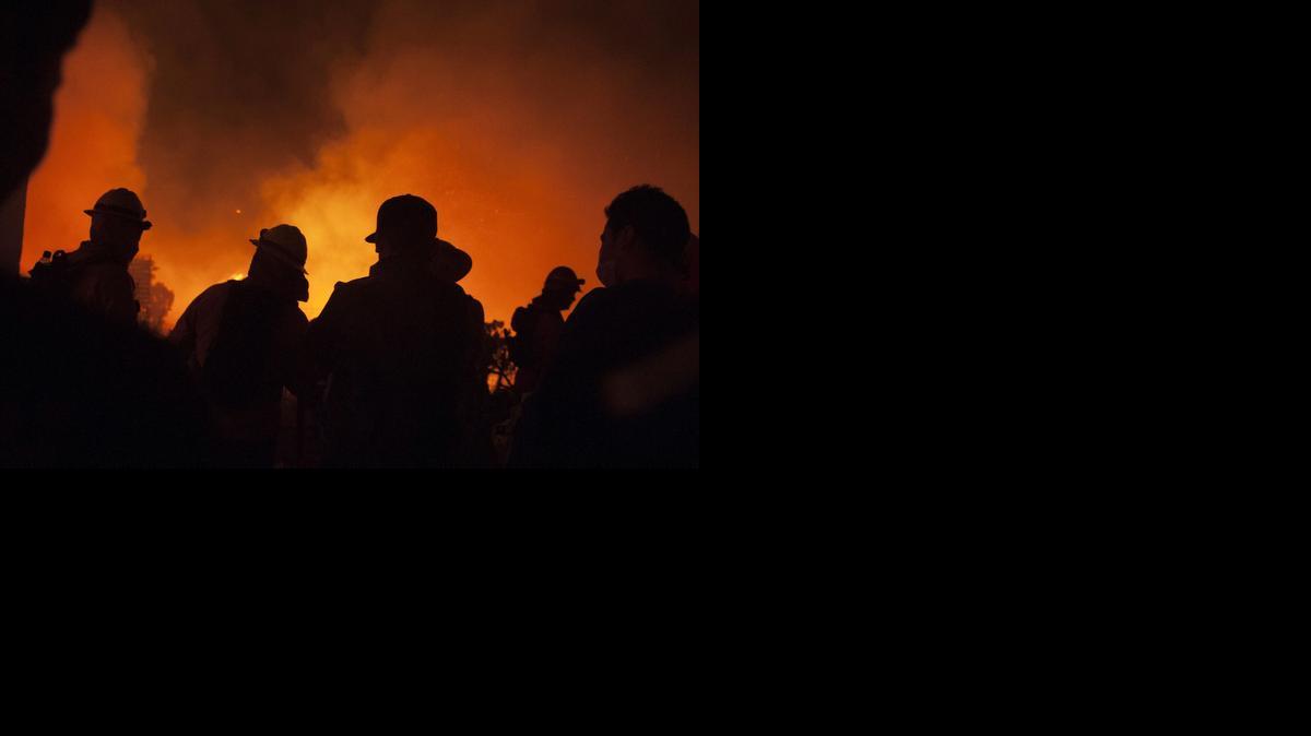 
Bomberos de Chile listos para batallar contra el incendio en el barrio Roderillo de Valparaíso el viernes. 

