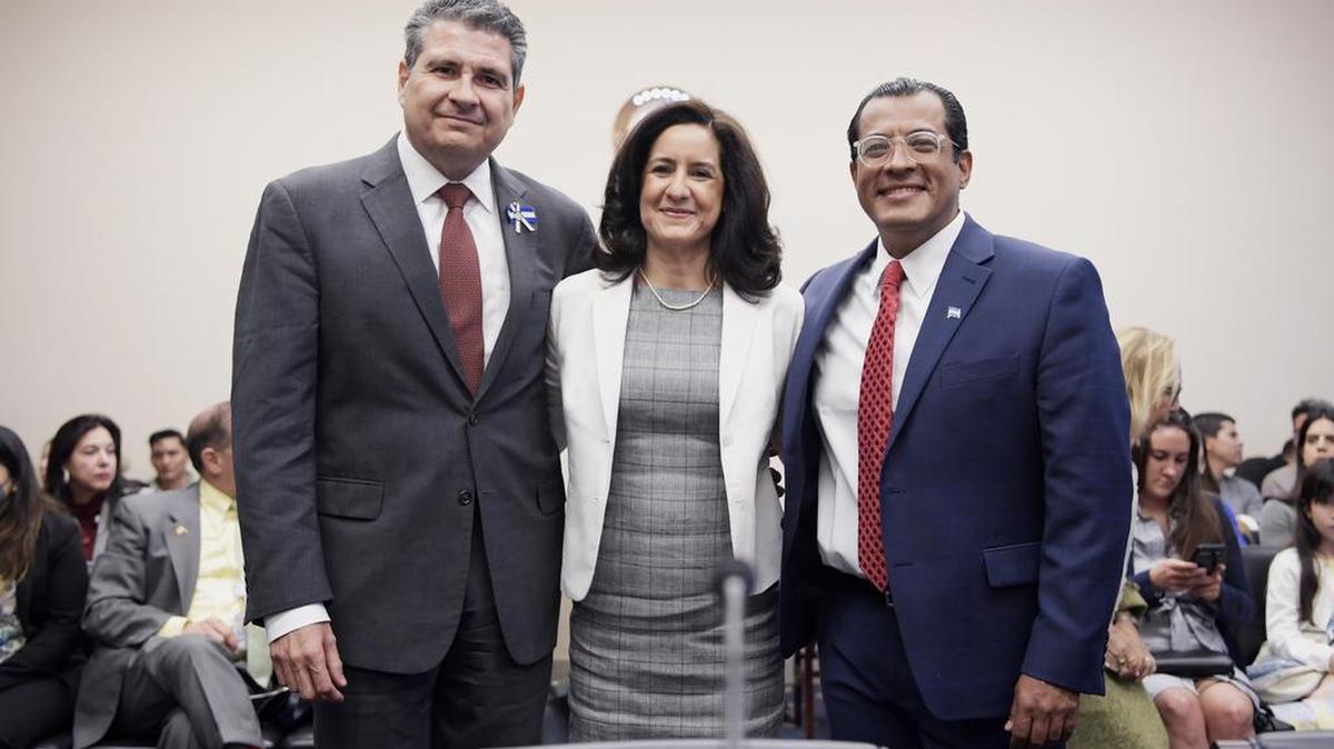 Los ex presos políticos nicaragüenses Félix Maradiaga (der.) (Presidente de la Fundación Libertad para Nicaragua), Juan Sebastián Chamorro (Director de la Alianza Justicia y Democracia) y la Directora del Instituto Nacional Democrático para América Latina Deborah Ullmer posan para fotos mientras testifican ante la Subcomisión de Relaciones Exteriores, durante una audiencia sobre la “Guerra del Régimen del Presidente Ortega Murillo contra la Iglesia Católica y la Sociedad Civil”, en el Edificio Rayburn del Congreso en Washington, EE.UU., 22 de marzo de 2023.