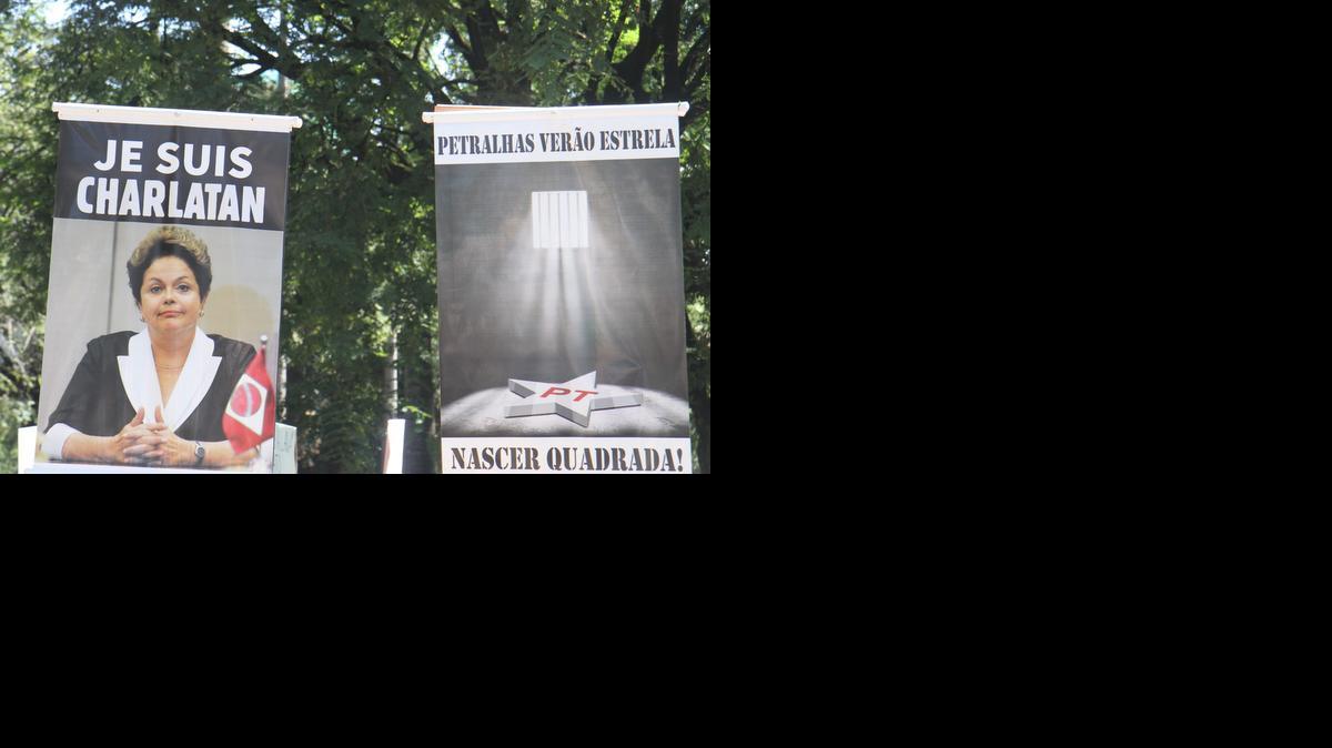 
Fotografía de dos carteles en una manifestación contra el Gobierno de la presidenta de Brasil Dilma Rousseff, el domingo 12 de abril de 2015, en la Plaza de la Liberta en la Ciudad de Belo Horizonte (Brasil).
