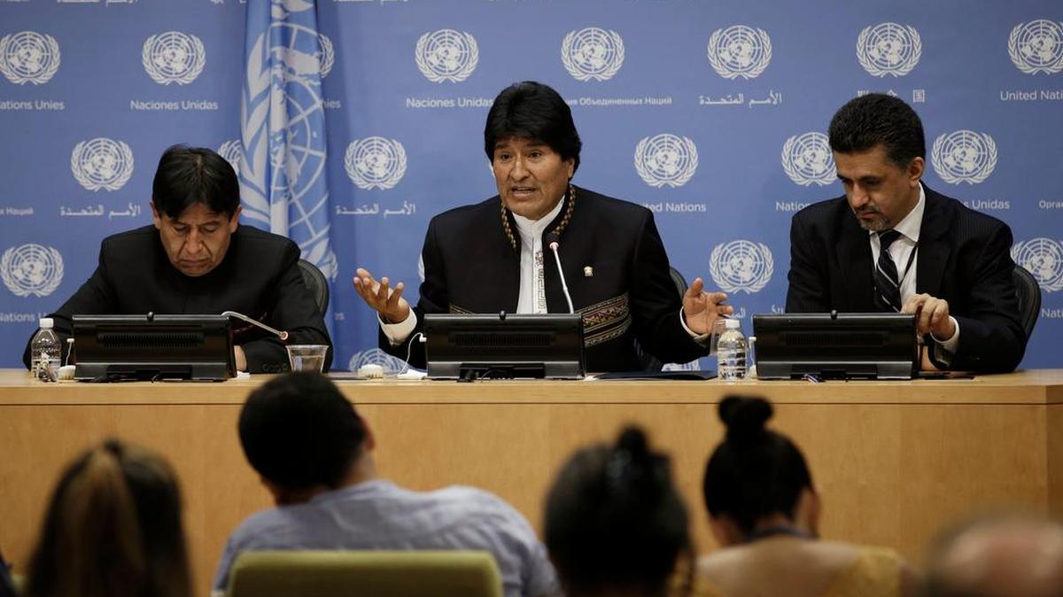 El presidente de Bolivia, Evo Morales (cen.), ofrece una rueda de prensa durante la 71 sesión de la Asamblea General de la ONU.