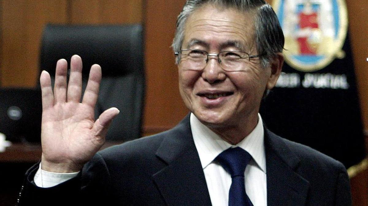Fotografía del 1 de abril de 2009 que muestra al ex presidente Alberto Fujimori en una audiencia en Lima (Perú).