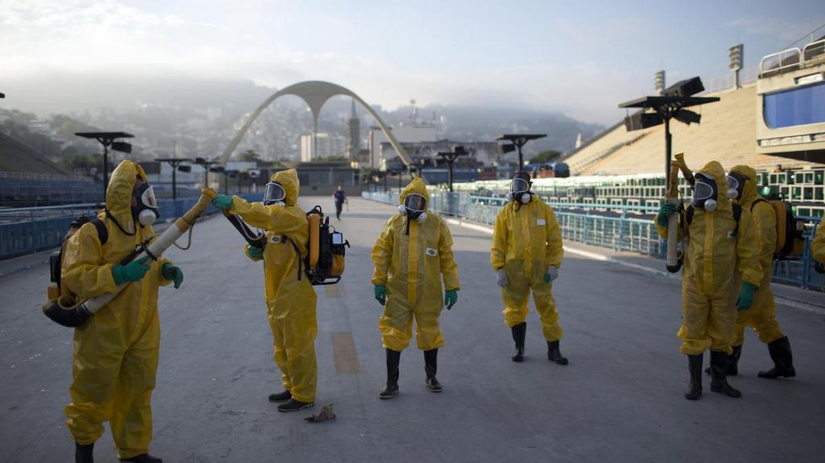 Fumigadores se preparan para echar insecticidas contra el mosquito Aedes aegypti –transmisor del virus del zika– en el área del sambódromo en Rio de Janeiro, que será usada para las competencias de tiro con arco en las Olimpiadas de agosto.