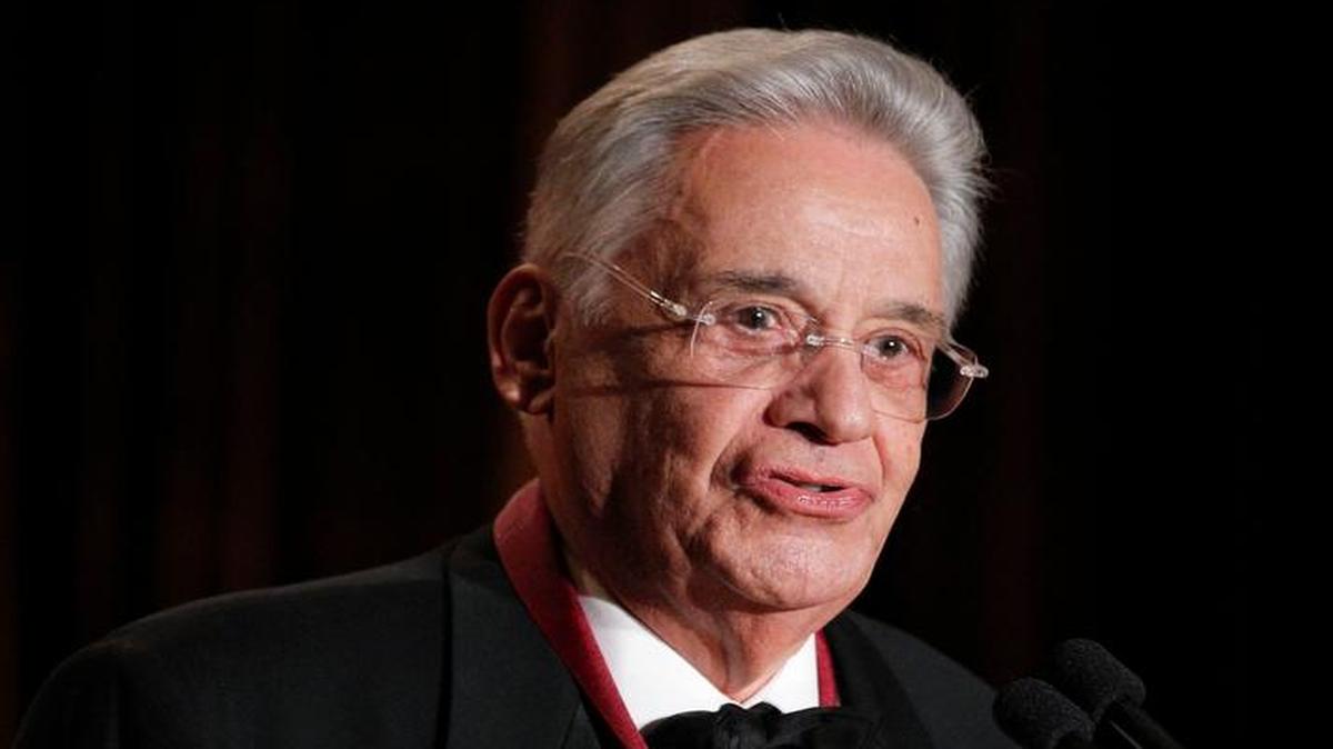 
El ex presidente brasileño Fernando Henrique Cardoso es condecorado por la Biblioteca del Congreso, en Washington, el 10 de julio de 2012. Cardoso dijo el jueves que no tenía pautado viajar a Venezuela, como había anunciado el abogado de Leopoldo López.
