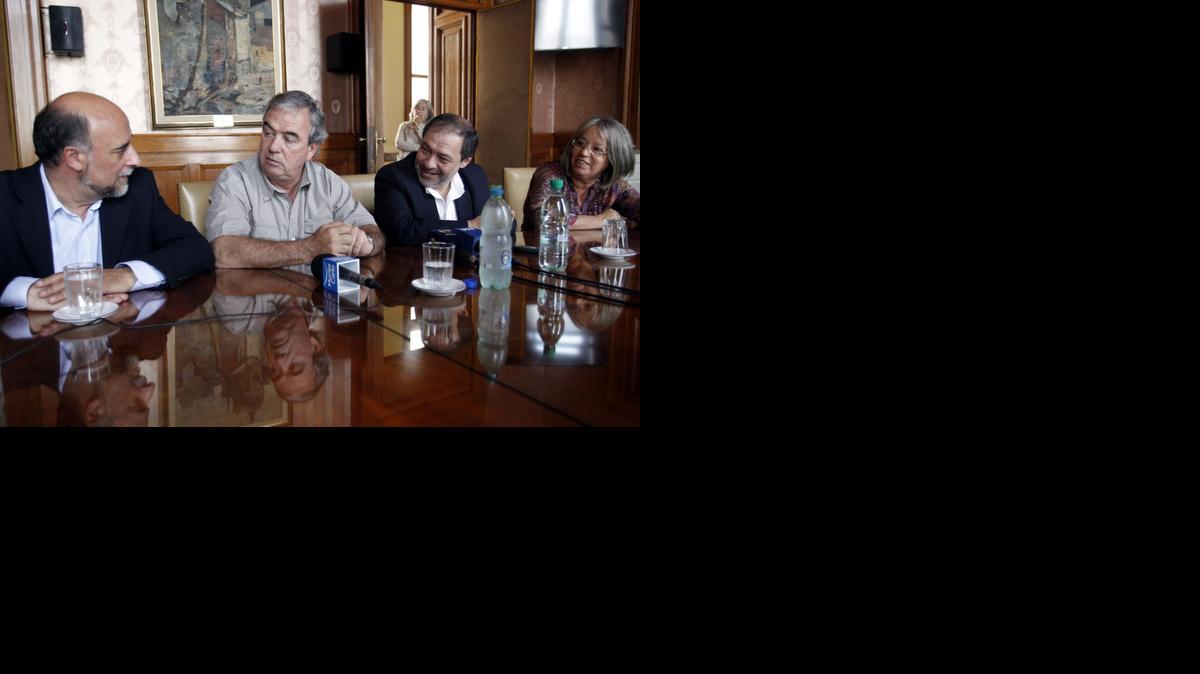 
De izquierda a derecha, el representante del Partido Independiente Pablo Mieres, del Partido Nacional Luis Alberto Heber, del Partido Colorado Max Sapolinsky y del Frente Amplio Mónica Xavier, durante una rueda de prensa conjunta con motivo de las elecciones nacionales en Montevideo (Uruguay). Los directivos de los cuatro partidos con representación parlamentaria en Uruguay pidieron juntos y en periodo de reflexión electoral, que las elecciones presidenciales y legislativas del próximo 26 de octubre sean una "fiesta cívica" que siga la senda de la "concordia democrática" del país. Un total de 2.6 millones de uruguayos mayores de 18 años están habilitados para elegir en elecciones con sufragio obligatorio al presidente de la República y a 99 diputados, 30 senadores y los miembros de las juntas electorales departamentales. Además, en la misma cita se preguntará a los votantes en referéndum si apoyan un proyecto de reforma constitucional que busca rebajar de los 18 a los 16 años la edad penal. 
