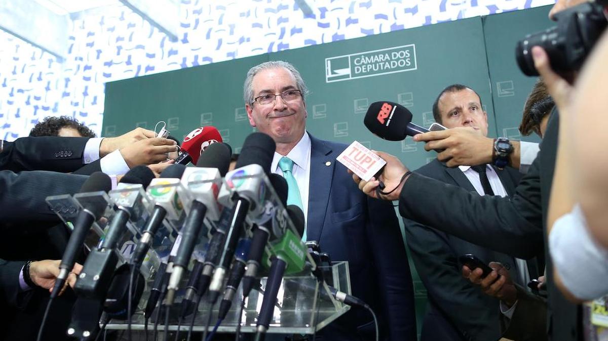 El presidente de la Cámara de Diputados de Brasil, Eduardo Cunha (cen.), habla en una rueda de prensa el lunes, en Brasilia. Cunha autorizó el inicio de los trámites con vistas a un juicio político contra la presidenta Dilma Rousseff.