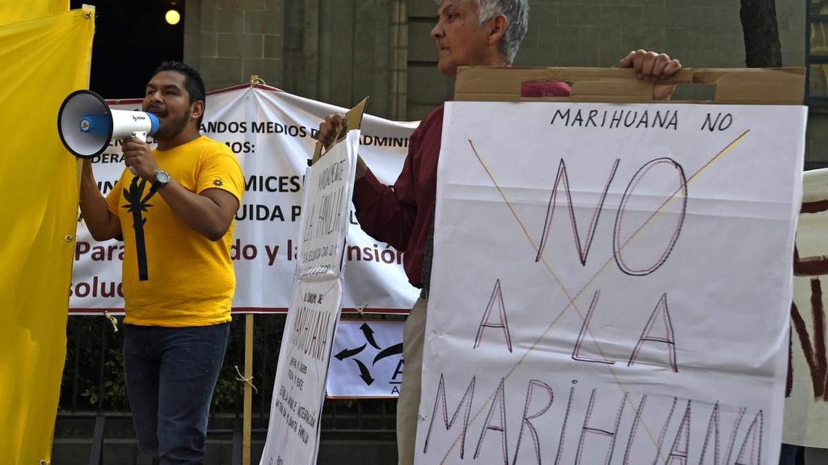Decenas de manifestantes a favor y en contra de la despenalización de la marihuana se reunieron el miércoles frenta a la sede de la Corte Suprema en la ciudad de México.