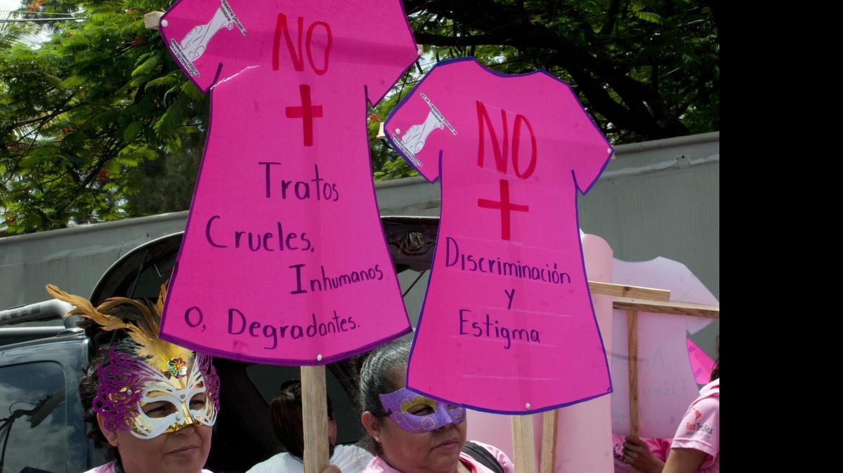 
Mujeres de La Red de Trabajadoras Sexuales de Honduras celebran una manifestación el martes en Tegucigalpa, para exigir el respeto a sus derechos en el Día internacional de la Trabajadora Sexual.
