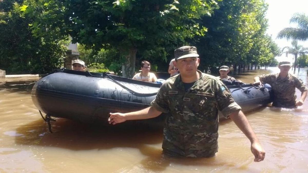Fotografía cedida por el Ministerio de Defensa de efectivos del Ejército que prestan ayuda a pobladores damnificados por las inundaciones el martes 17 de enero de 2017, en la localidad de La Emilia, en la provincia de Buenos Aires (Argentina). Las lluvias que causaron inundaciones en los últimos días en varias localidades de Argentina han dejado un muerto en la provincia de Buenos Aires, confirmaron fuentes oficiales.