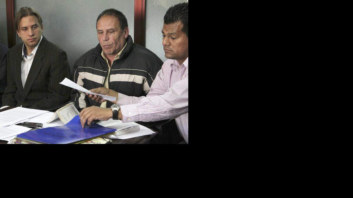 
El húngaro Elod Tóásó (izq.) y el croata-boliviano Mario Tádic (cent.), sentenciados el viernes, han acusado al opositor Rubén Costas como autor intelectual de un complot contra Evo Morales. (Foto de archivo)

