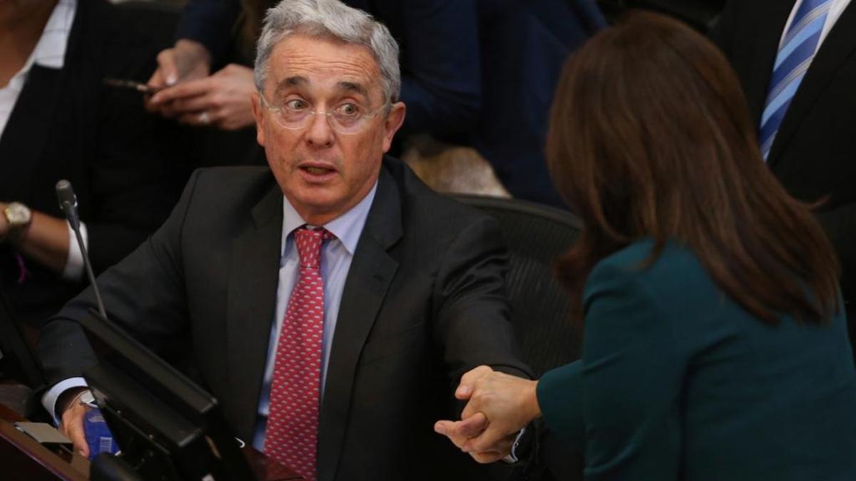 El ex presidente colombiano Álvaro Uribe se mostró el martes dispuesto a reunirse con su sucesor, Juan Manuel Santos, para tratar los cambios que considera que deben hacerse al acuerdo de paz.
