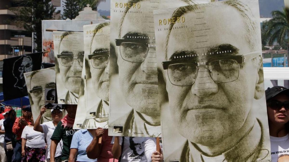 Manifestantes piden justicia por el asesinato del arzobispo en el 31 aniversario de su muerte el 24 de marzo del 2011.