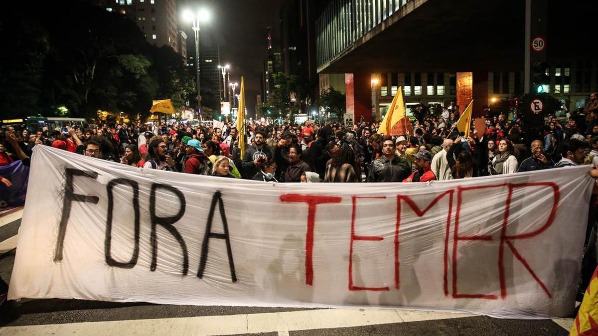 Manifestantes protestan contra el presidente de Brasil, Michael Temer el miércoles 17 de mayo de 2017, en la avenida Paulista, en Sao Paulo (Brasil).
