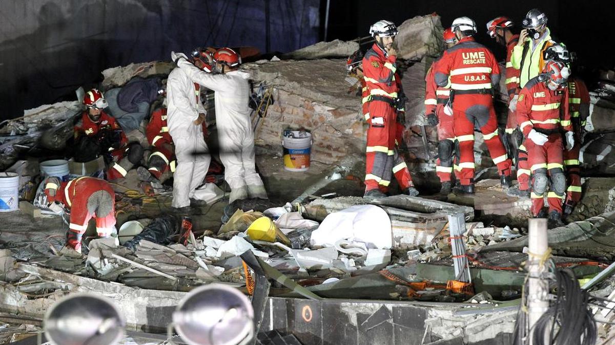 Brigadas de rescate de España y México continúan el viernes 29 de septiembre de de 2017, con la extracción de cuerpos de personas que quedaron atrapadas en el edificio de la avenida Álvaro Obregón de Ciudad de México (México).