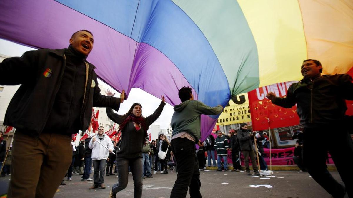 Foto de archivo de julio de 2010, que muestra a activistas a favor del matrimonio entre personas del mismo sexo, frente al Congreso Nacional en Buenos Aires.
