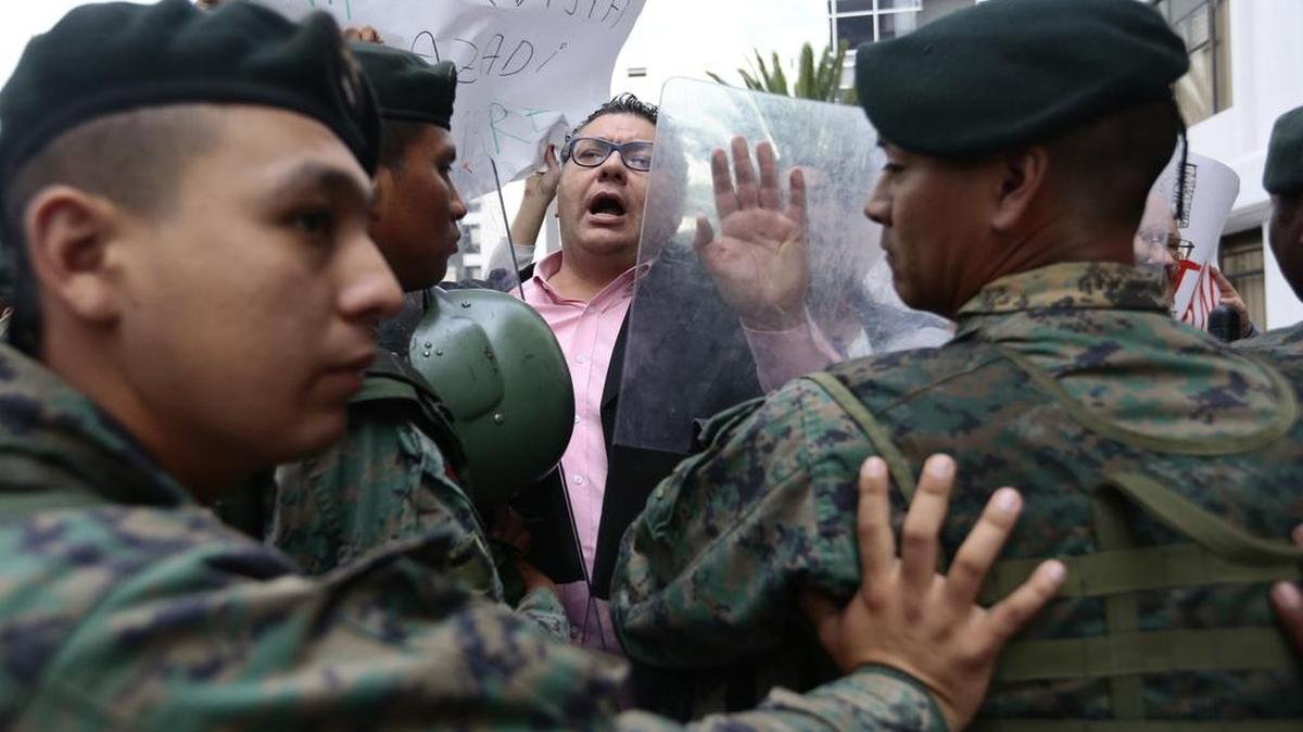 Algunos manifestantes lograron llegar hasta el auditorio donde Erdogan iba a pronunciar su discurso y le increparon por los supuestos “crímenes” cometidos por su administración contra el pueblo kurdo y por el papel de Turquía en el conflicto sirio. En ese momento, agentes de la seguridad turca arremetieron de forma violenta contra los estudiantes para desalojarlos del auditorio.