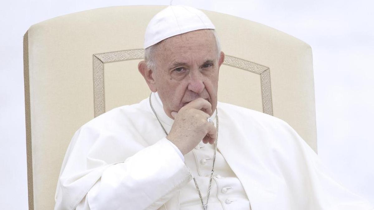 El papa Francisco reza durante la audiencia general de los miércoles en la plaza de San Pedro en el Vaticano el 28 de junio de 2017. 