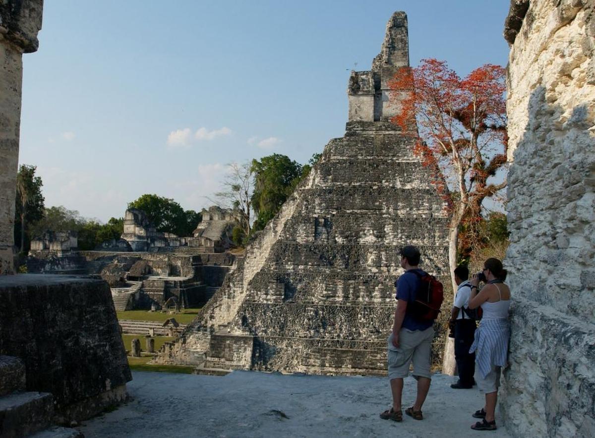 Templos y palacios en Tikal, uno de los sitios mayas más conocidos del norte de Guatemala, visitados en marzo de 2005. No muy lejos de ahí, en 2018, la tecnología láser ha detectado alrededor de 60,000 casas, palacios, sepulturas e incluso carreteras en las tierras bajas.