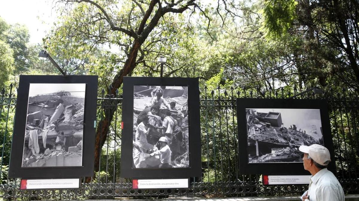 
Un hombre observa fotos de la exhibición ‘Sismos de 1985 en la memoria de México’ en Ciudad de México, que muestra los daños provocados por el terremoto del 19 de septiembre de aquel año.
