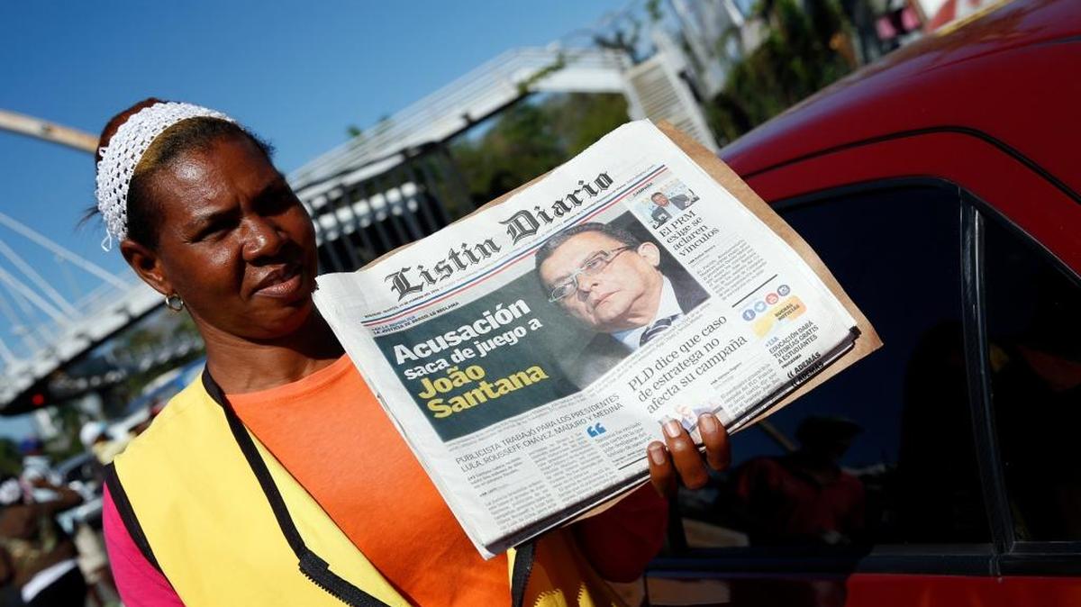 Una mujer vende el martes periódicos donde se informa sobre el caso de Joao Santana, principal asesor de la campaña de reelección del presidente dominicano Danilo Medina.