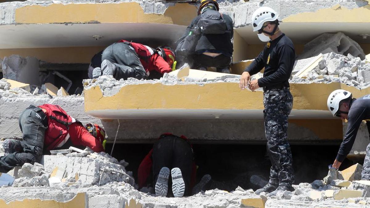 Bomberos ecuatorianos y colombianos buscan sobrevivientes entre los escombros en Pedernales (Ecuador) hoy, martes 19 de abril de 2016, en la zona afectada por el terremoto de 7,8 grados en la escala de Richter registrado el sábado en la costa norte de Ecuador. A 480 ascendió hoy la cifra de fallecidos por el terremoto, según el viceministro del Interior, Diego Fuentes.