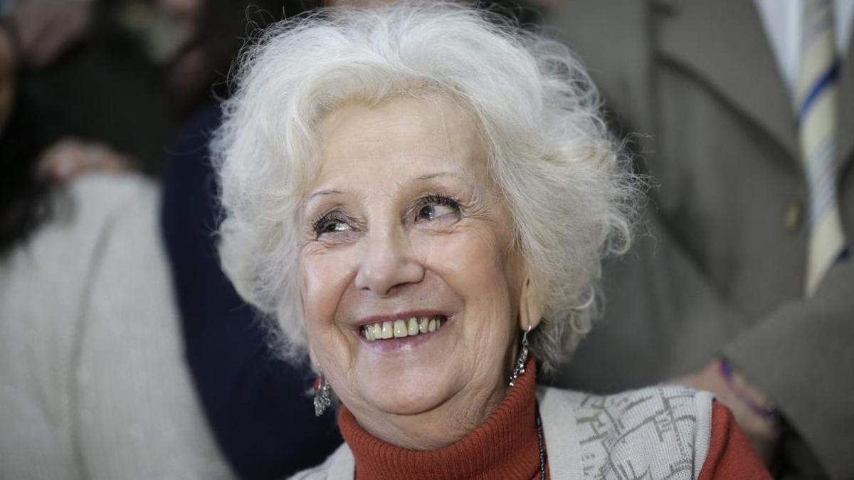 
Estela de Carlotto, presidenta de Abuelas de la Plaza de Mayo, en una rueda de prensa en el 2014, en Buenos Aires. De Carlotto anunció el lunes que hallaron a nieta número117 robada por dictadura argentina.
