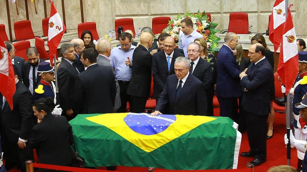El presidente de Brasil, Michel Temer (centro), asiste junto a familiares y otros políticos al funeral del Juez Supremo Teori Zavascki, en la Corte Federal Regional en Porto Alegre. (Brasil). Zavascki, de 68 años, falleció el jueves cuando la avioneta en la que viajaba cayó al mar en el sur del estado de Río de Janeiro por causas aún desconocidas y que están siendo investigadas por las autoridades.