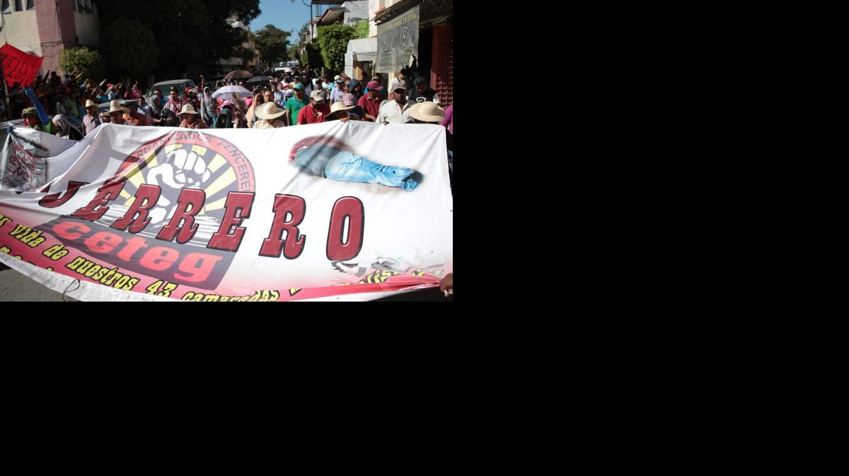 
Integrantes de la Coordinadora Estatal de Trabajadores de la Educación en Guerrero (Ceteg) marchan elviernes 5 de diciembre de 2014 en la ciudad mexicana de Chilpancingo, en apoyo a los familiares de los 43 estudiantes desaparecidos. El Gobernador del estado mexicano de Guerrero, Rogelio Ortega, quien se sumó a otra marcha donde participaron los familiares de los jóvenes desaparecidos, en las calles del municipio de Ayutla de los Libres, acordó con ellos establecer una mesa de diálogo el próximo jueves 11 de diciembre. 
